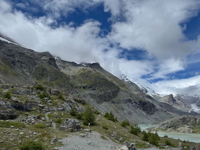 Zu Beginn war der Gipfel noch in den Wolken versteckt