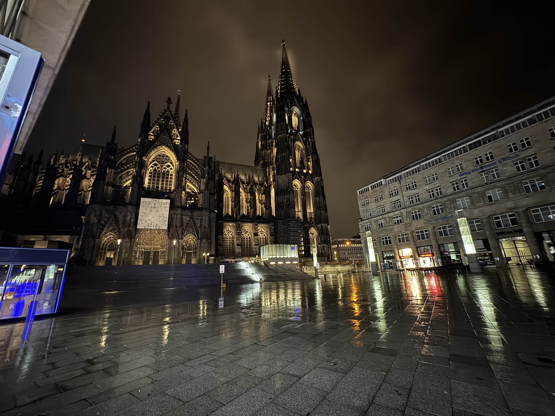 Kölner Dom bei Nacht im Regen