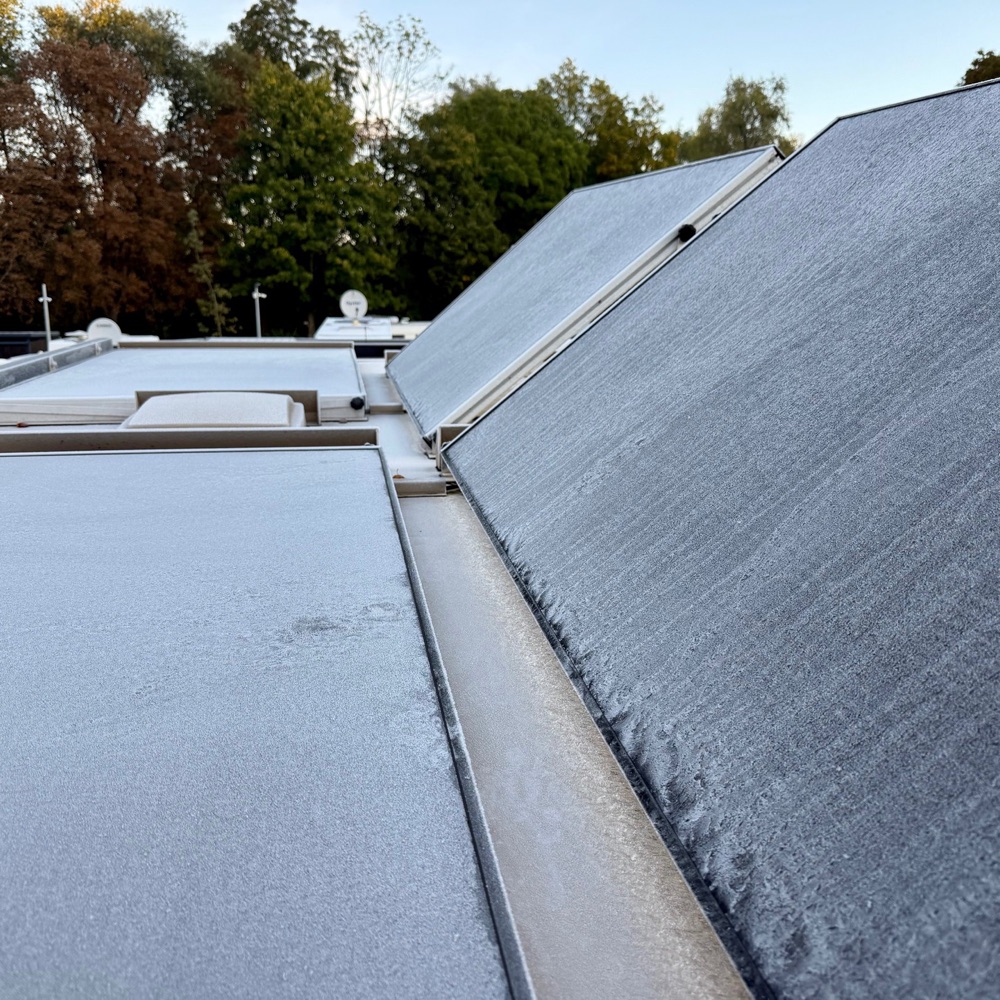 Raureif auf den Solarmodulen auf dem Dach des Mammothon