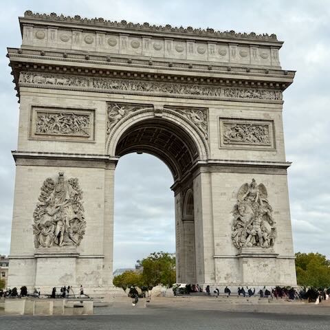 Der Arc de Triomphe von vorn