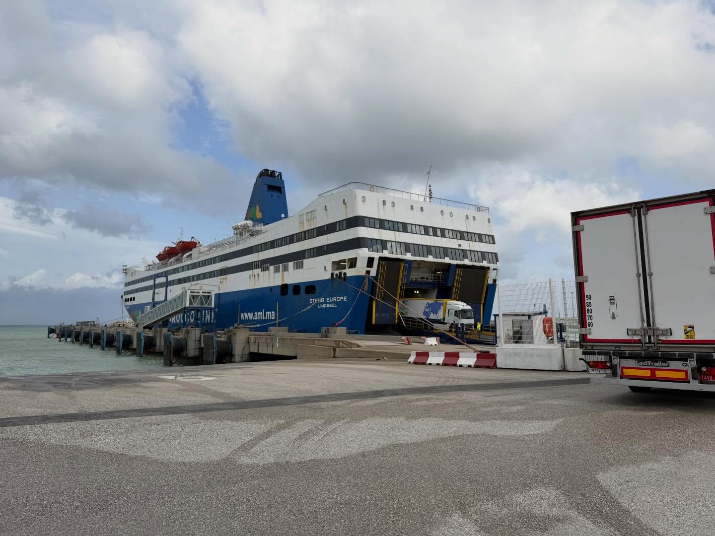 Warten am Hafen