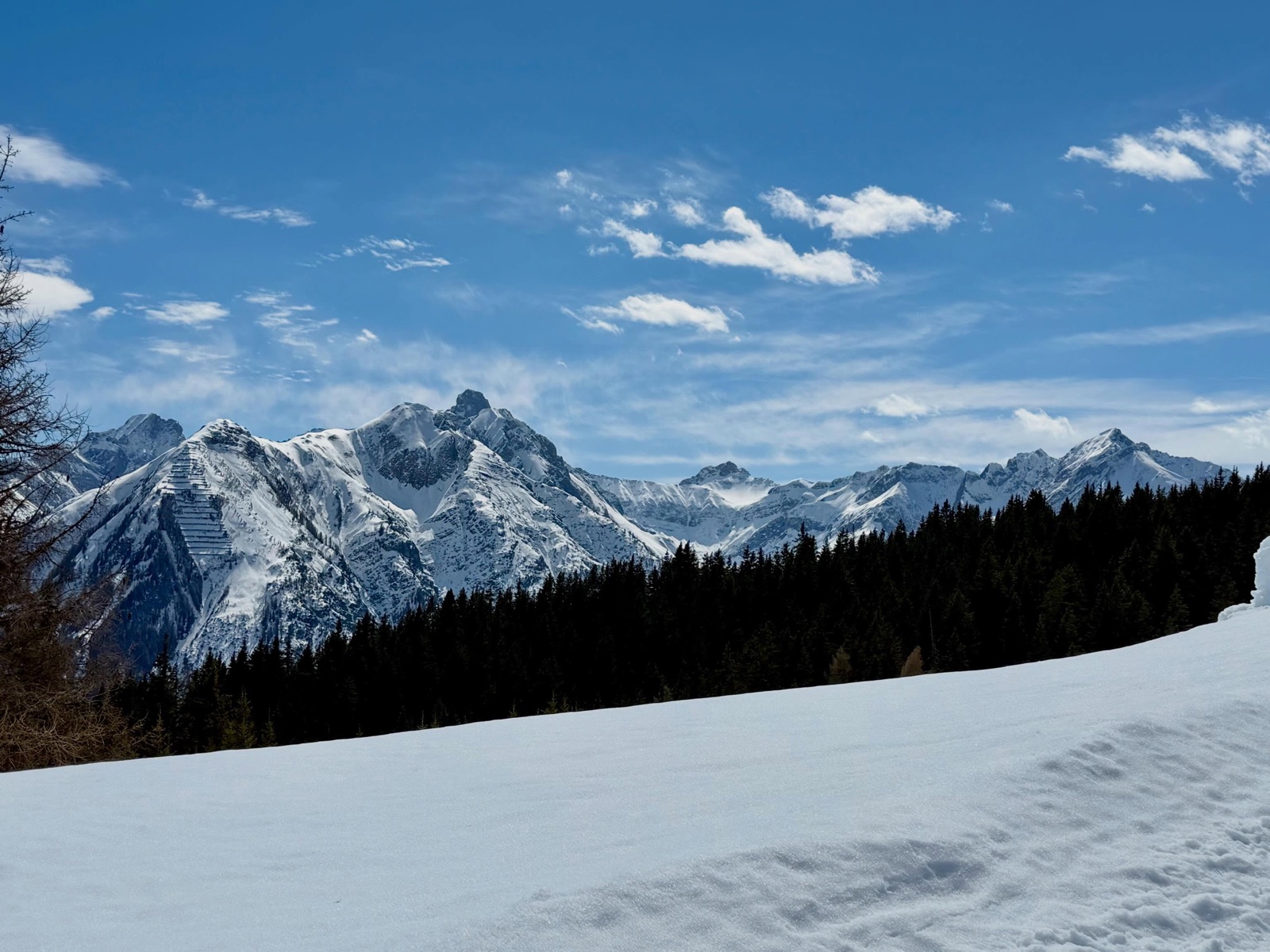 Tief verschneiter Stellplatz im Lechtal