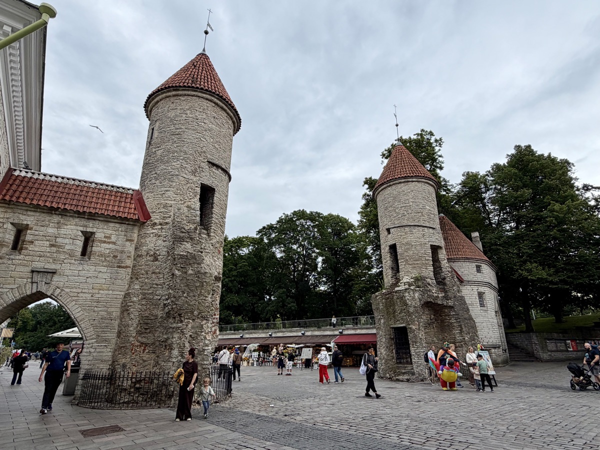 Zwei runde Steintürme mit roten Kegeldächern bilden das Viru-Tor in Tallinn
