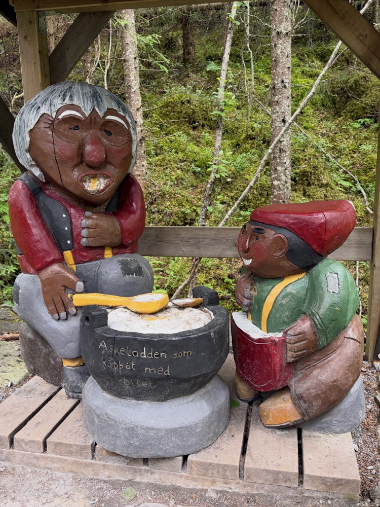Geschnitzte Holzfiguren am Wanderweg