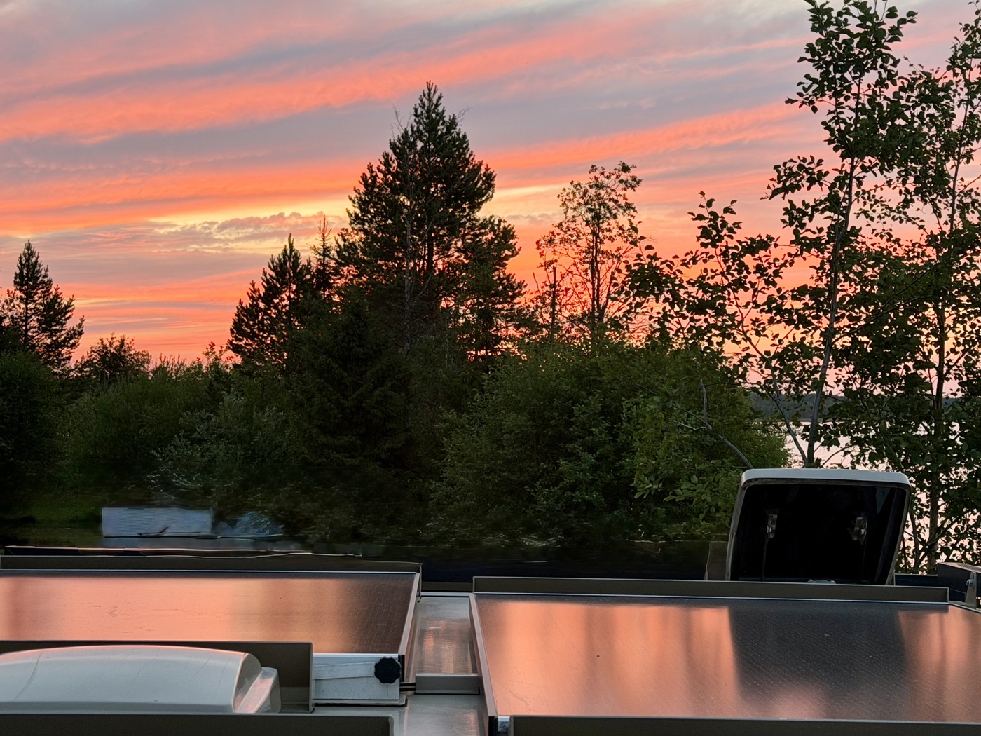 Roter Abendhimmel über den Bäumen am Stellplatz bei Lövånger