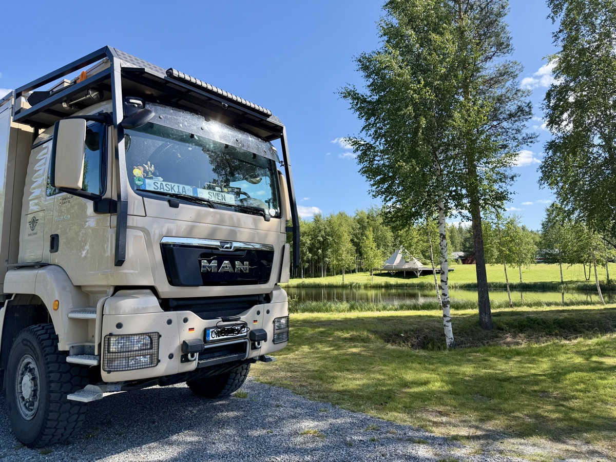 Mammothon mit dem kleinen Teich auf der anderen Seite des Platzes