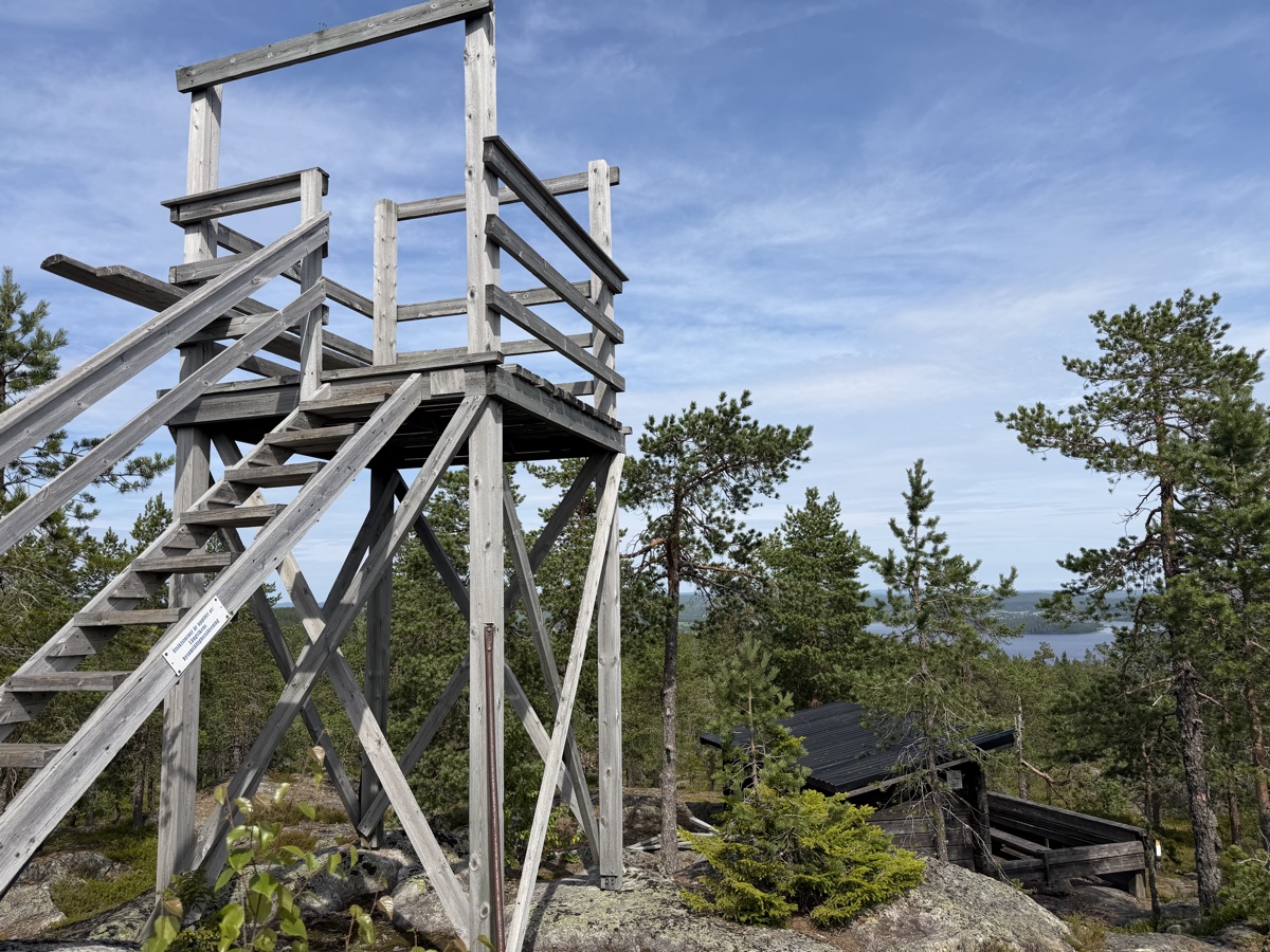 Hölzerner Aussichtsturm mit Schutzhütte auf dem Berg bei Tavelsjö