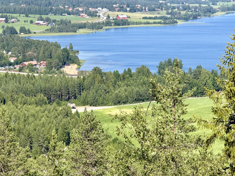 Blick vom Berg über den Tavelsjön auf die Straße, an der Mammothon steht