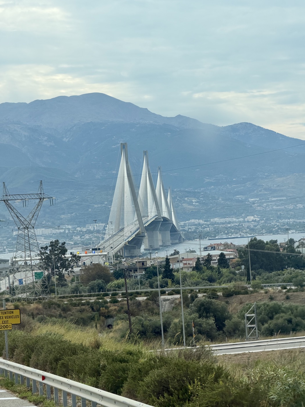 Die Rio-Andirrio-Brücke mit ihren vier weißen Pylonen vor Bergen