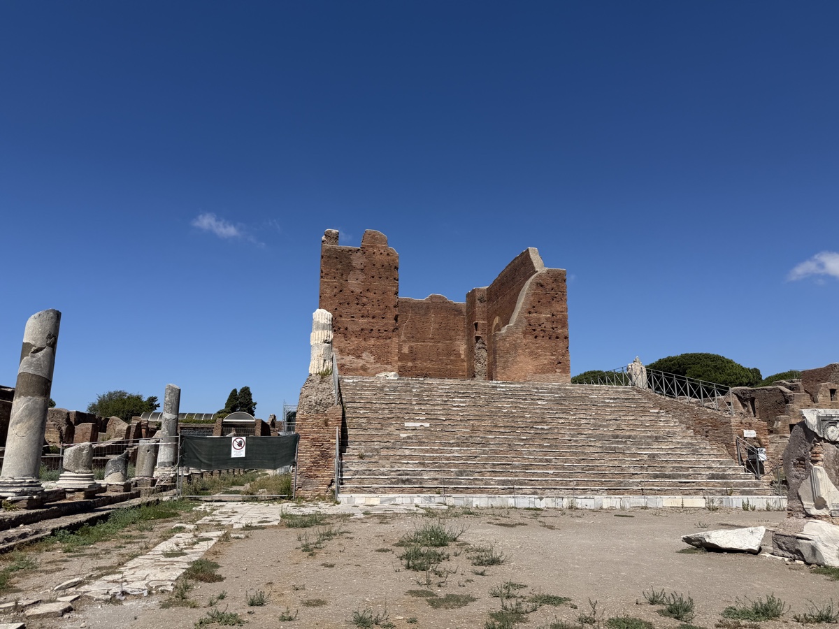 Freitreppe und hohe Backsteinmauern des Capitoliums in Ostia Antica