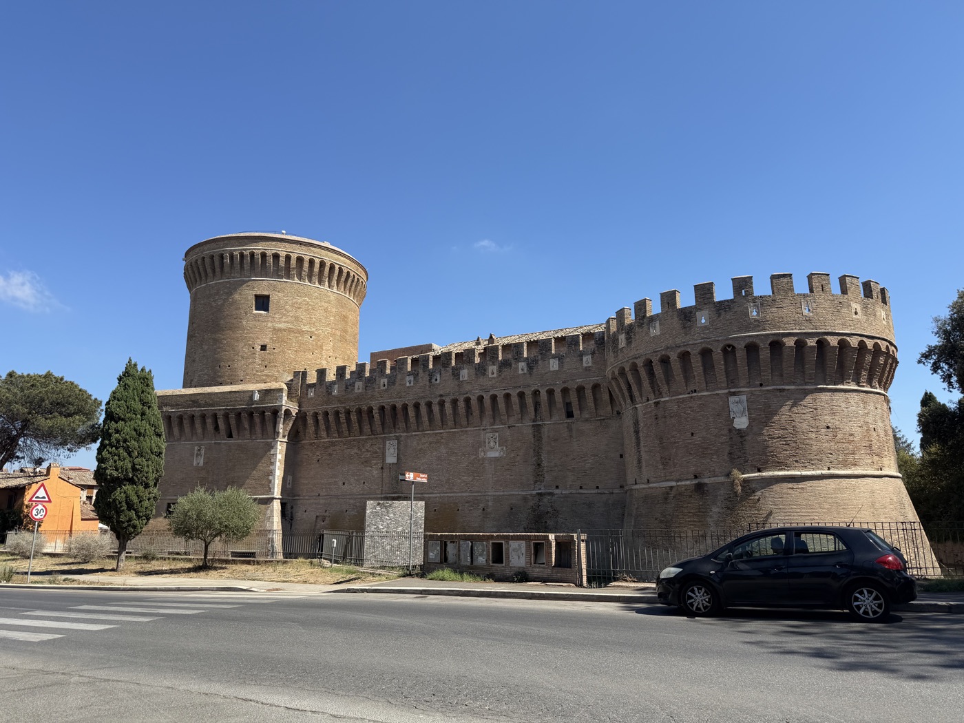 Die Festung Castello di Giulio II mit rundem Turm und Zinnen an einer Straße