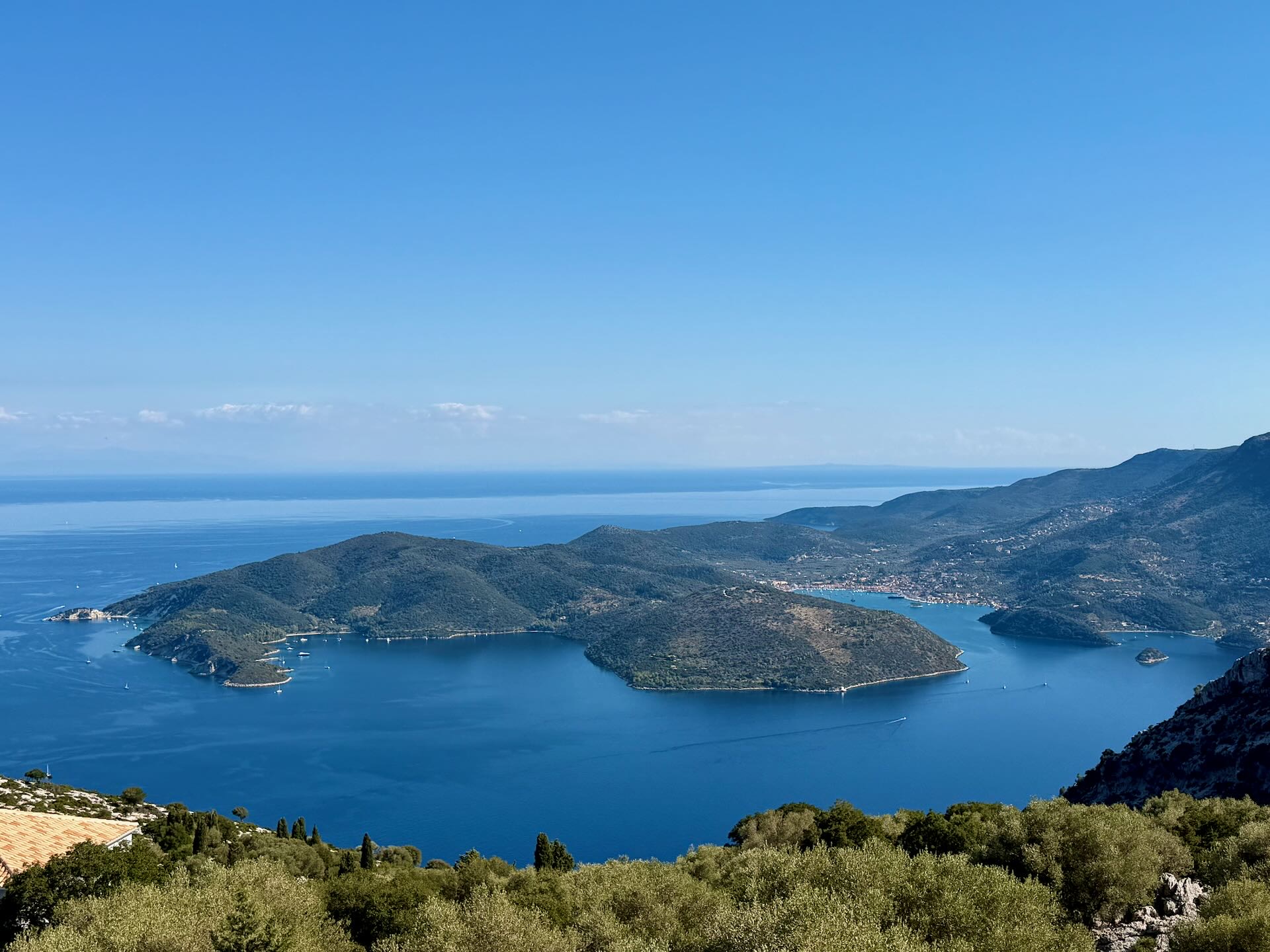 Blick von den Bergen auf eine Bucht mit einer vorgelagerten Insel