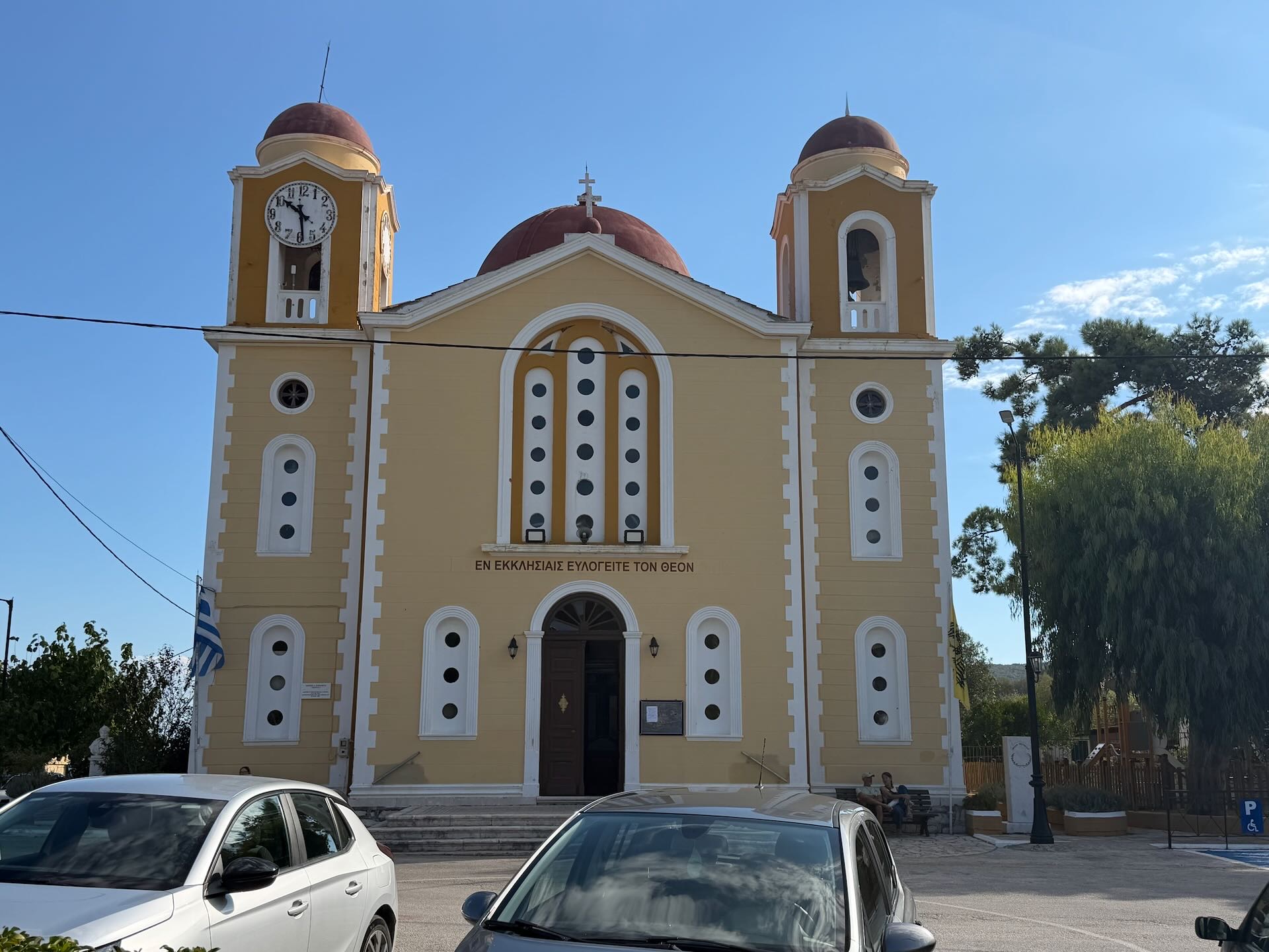 Gelbe Kirche mit zwei Glockentürmen und roten Kuppeln in Stavros
