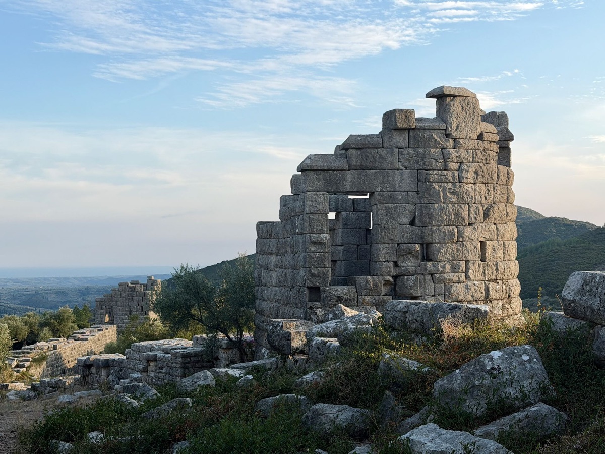 Ein steinerner Wehrturm auf einer Anhöhe vor weitem Hügelland